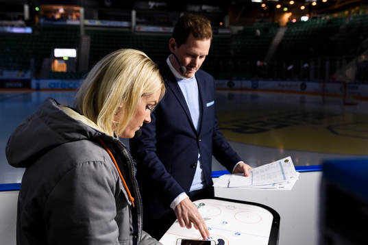Cmores Ida Björnstad och Fredrik Warg förbereder sig