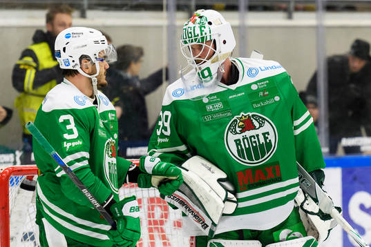 Rögles Almen Bibic och målvakt Anders Lindbäck jublar