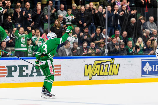 Rögles Almen Bibic jublar mot sina supporters
