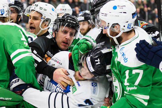 Karlskogas Carl Berglund och Rögles Taylor Matson brottas