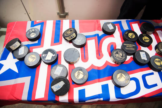 50-50 lotter på hockeypuckar