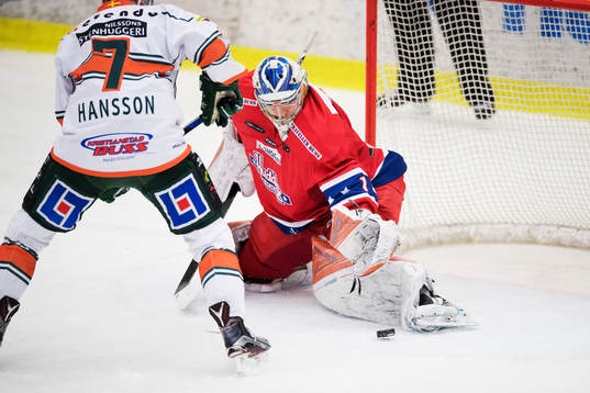 Huddinges målvakt Niklas Lundström räddar ett skott