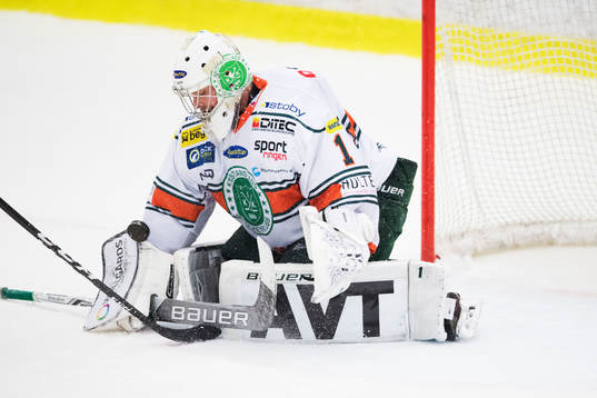 Kristianstads målvakt Joel Gistedt räddar en straff