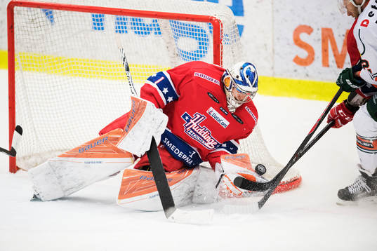 Huddinges målvakt Niklas Lundström räddar ett skott