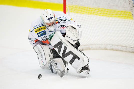 Kristianstads målvakt Joel Gistedt räddar ett skott