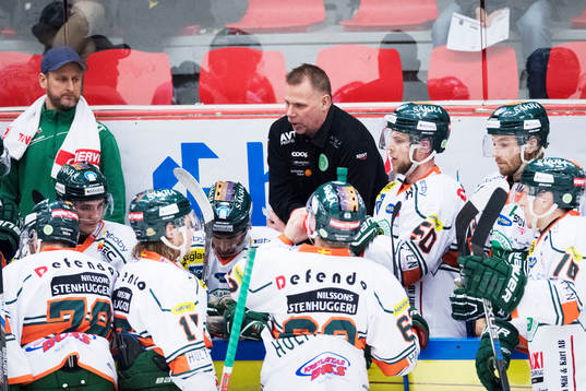 Kristianstads tränare Mats Lusth pratar med spelarna