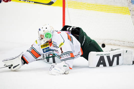 Kristianstads målvakt Joel Gistedt släpper in en straff