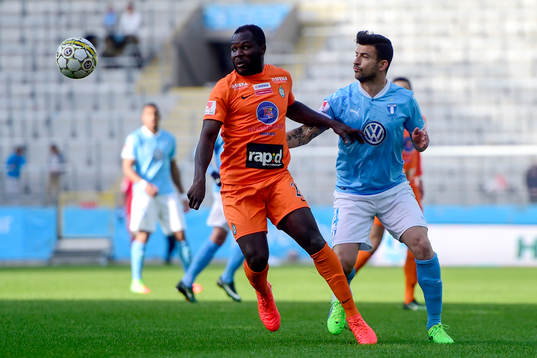 Eskilstunas Emmanuel Frempong och Malmö FFs Behrang Safari