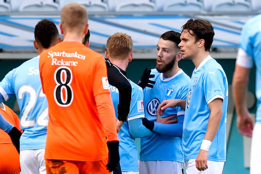 Malmö FFs Erdal Rakip i diskussion med domaren