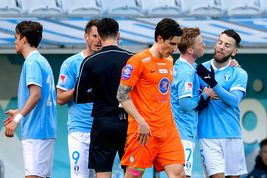 Malmö FFs Markus Rosenberg diskuterar med domaren