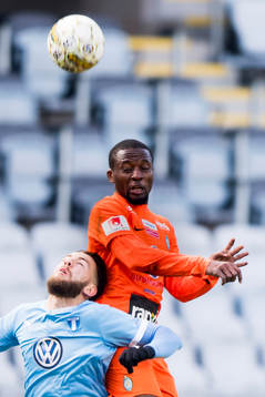 Malmö FFs Erdal Rakip och Eskilstunas Mohamed Buya Turay