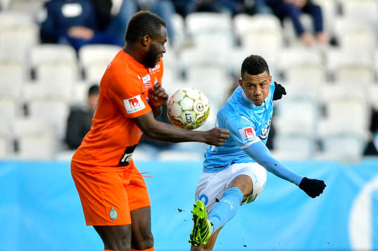 Malmö FFs Tobias Sana och Eskilstunas Emmanuel Frempong