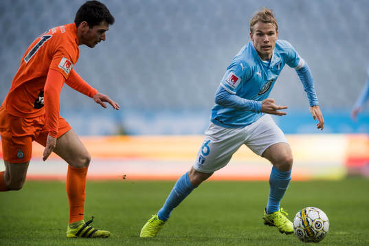 Eskilstunas Anel Rashkaj jagar Malmö FFs Oscar Lewicki