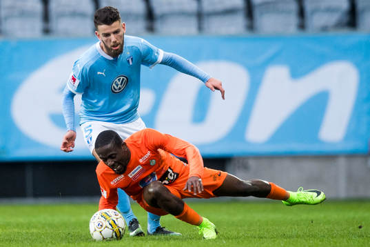 Malmö FFs Erdal Rakip och Eskilstunas Mohamed Buya Turay