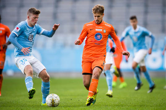Malmö FFs Teddy Bergqvist och Eskilstunas Alexander Michell