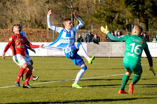 Falkenbergs David Svensson drar IFK Göteborgs Sören Rieks