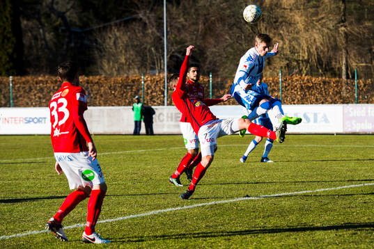 Falkenbergs David Svensson försvarar mot IFK Göteborgs