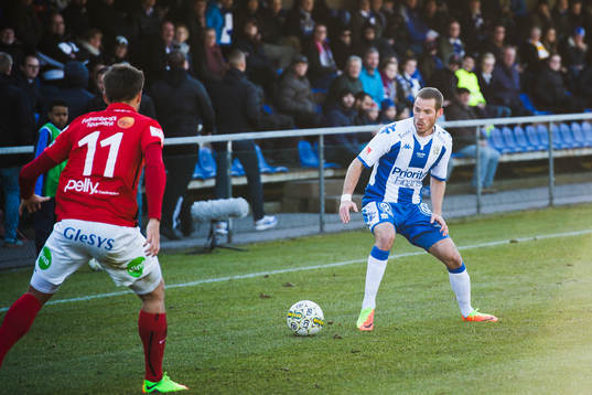 Falkenbergs Johannes Vall försvarar mot IFK Göteborgs