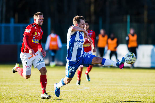 Falkenbergs David Svensson jagar IFK Göteborgs Tobias Hysen