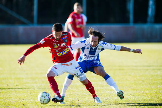 Falkenbergs Adam Eriksson i kamp om bollen med IFK