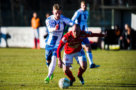 IFK Göteborgs Sören Rieks i kamp om bollen med