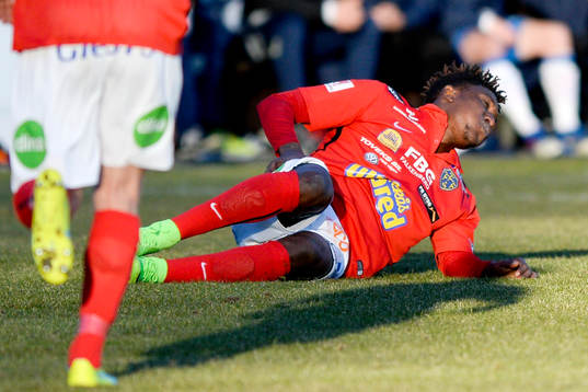 Falkenbergs Daniel Johansson grinar illa och får lämna