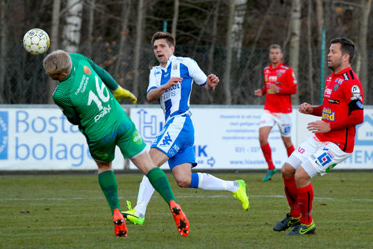 Falkenbergs målvakt Hampus Nilsson räddar ett friläge
