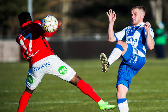 Falkenbergs Edi Sylisufaj och IFK Göteborgs Scott Jamieson