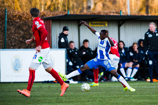 IFK Göteborgs Lawson Sabah i kamp om bollen med