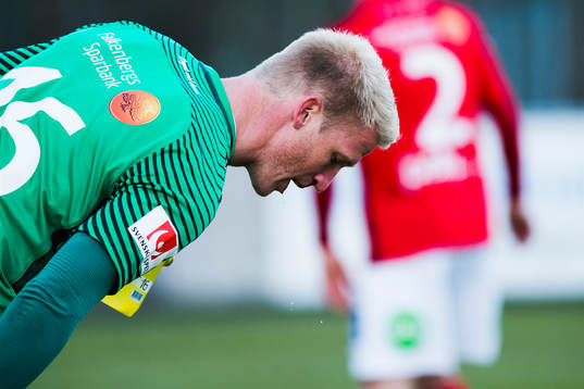 Falkenbergs målvakt Hampus Nilsson blöder ur näsan