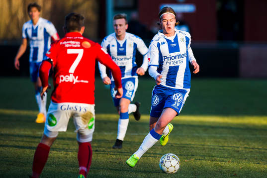 Falkenbergs David Svensson försvarar mot IFK Göteborgs