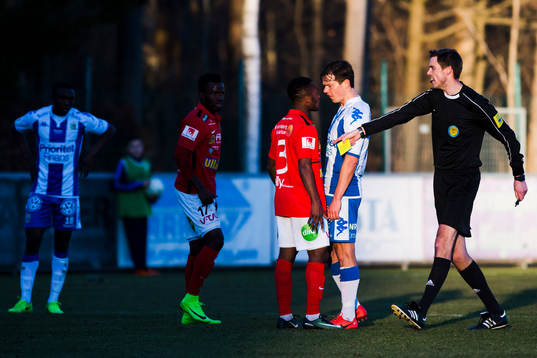 Diskussion mellan Falkenbergs Hampus Svensson och IFK