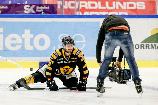 Skellefteås Andrew Calof blir filmad av Cmore