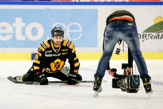 Skellefteås Andrew Calof blir filmad av Cmore