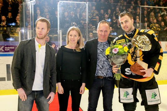 Skellefteås Joakim Lindström tar emot Guldhjälmen