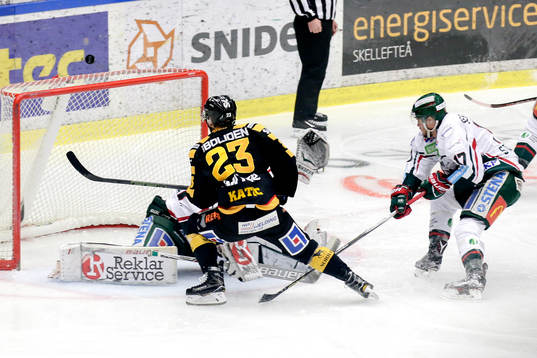 Skellefteås Mark Katic och Frölundas Sebastian Stålberg