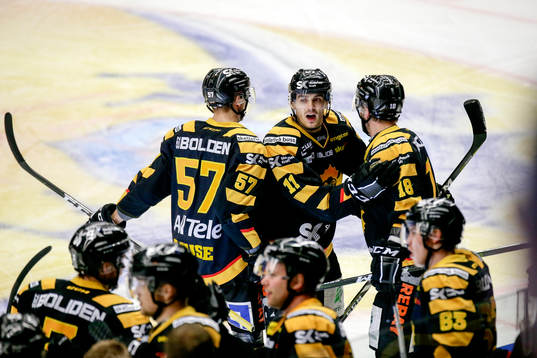 Skellefteås Henrik Hetta jublar med lagkamrater