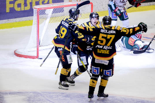 Skellefteås Henrik Hetta jublar med lagkamrater
