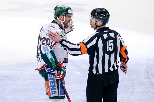 Frölundas Joel Lundqvist pratar med Domare Patrik Sjöberg