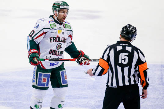 Frölundas Joel Lundqvist pratar med Domare Patrik Sjöberg