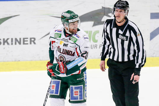 Frölundas Joel Lundqvist  och Linjedomare Johannes Käck