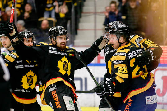 Skellefteås Axel Holmström jublar med lagkamrater