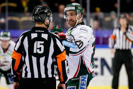 Frölundas Joel Lundqvist pratar med Domare Patrik Sjöberg