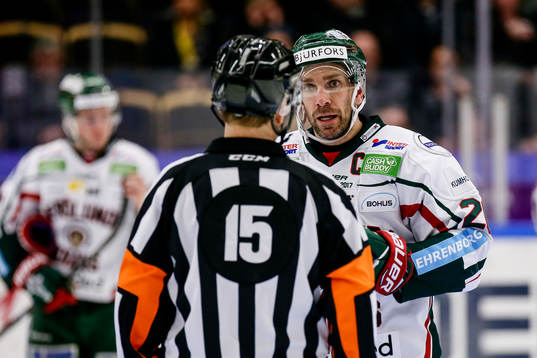Frölundas Joel Lundqvist pratar med Domare Patrik Sjöberg