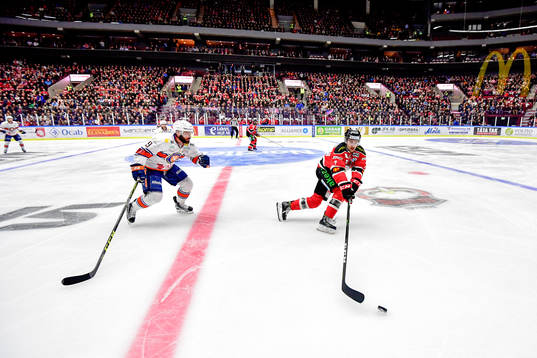 Malmö Redhawks Nils Andersson och Växjös Josh Hennessy
