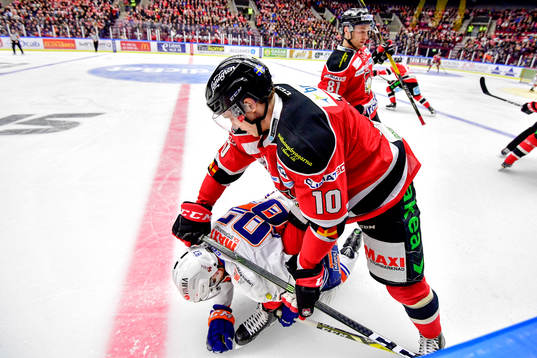 Malmö Redhawks Robin Alvarez trycker till Växjös Robert