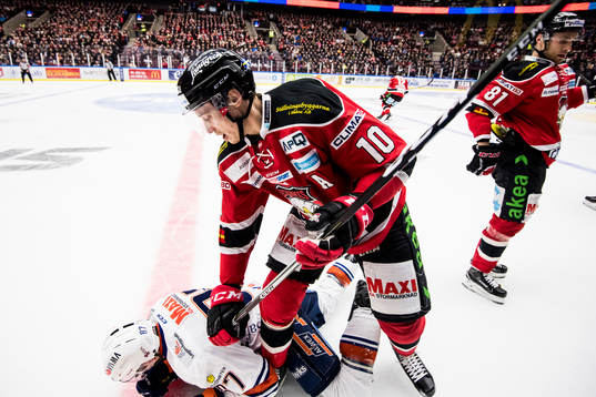 Malmö Redhawks Robin Alvarez trycker till Växjös Robert
