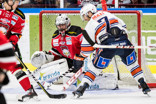 Växjös Jeff Tambellini oroar framför Malmö Redhawks