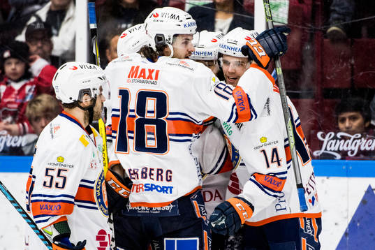 Växjös Dennis Everberg jublar ihop med Emil Pettersson
