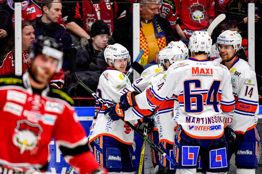 Växjös Tuomas Kiiskinen  jublar med lagkamrater